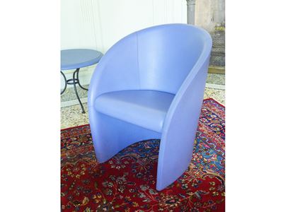 Lella e Massimo Vignelli, Poltrona “Intervista” in pelle color indaco
