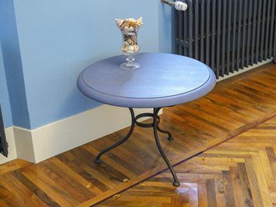 Tavolino da appoggio, piano circolare in legno color indaco