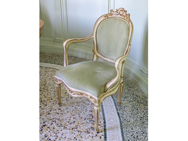 Coppia di poltroncine in legno laccato e lumeggiato in oro