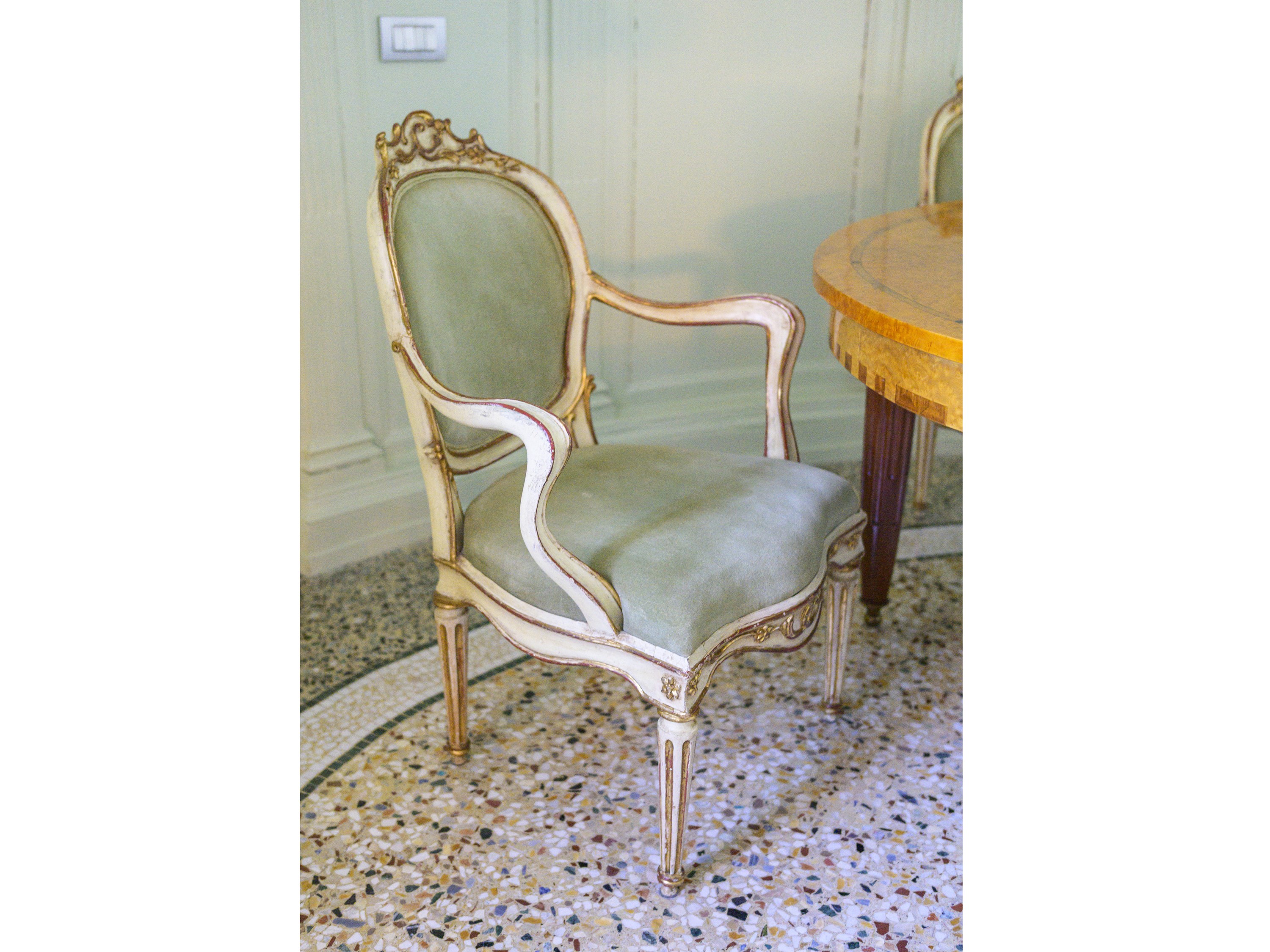 Coppia di poltroncine, legno laccato e lumeggiato in oro, fine XVIII secolo