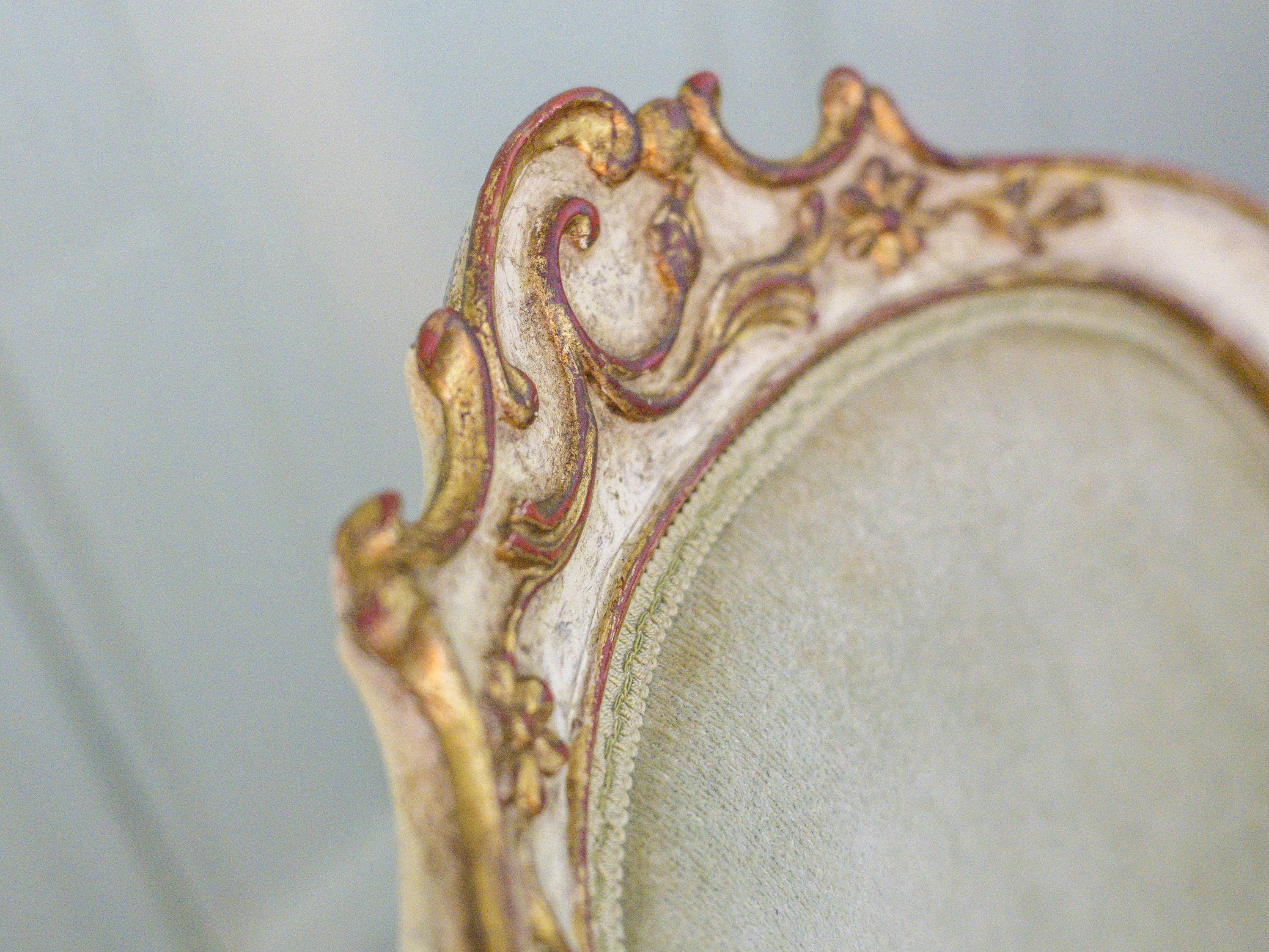 Coppia di poltroncine, legno laccato e lumeggiato in oro, fine XVIII secolo