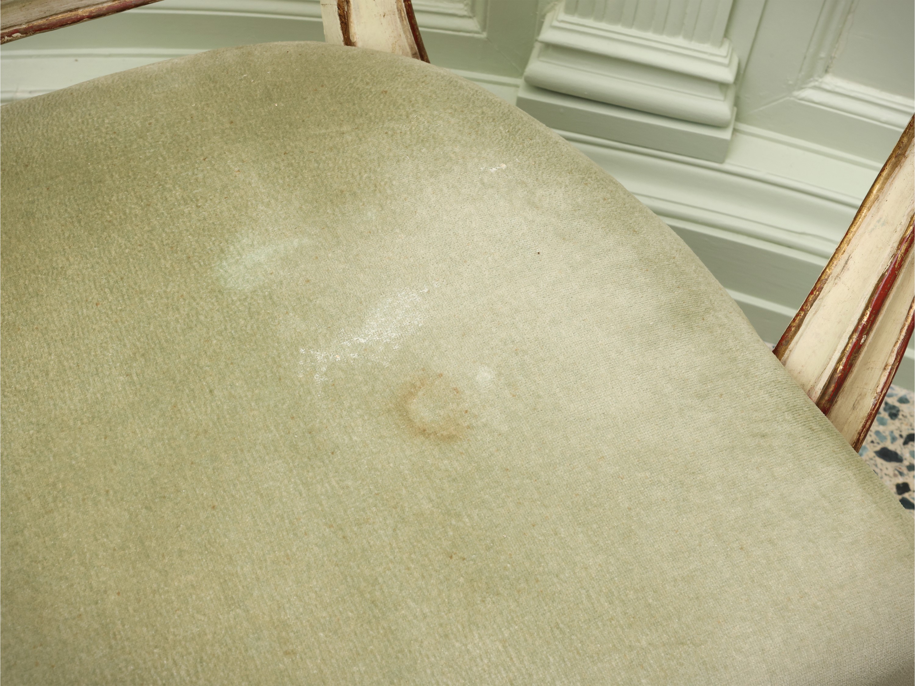 Coppia di poltroncine, legno laccato e lumeggiato in oro, fine del XVIII secolo