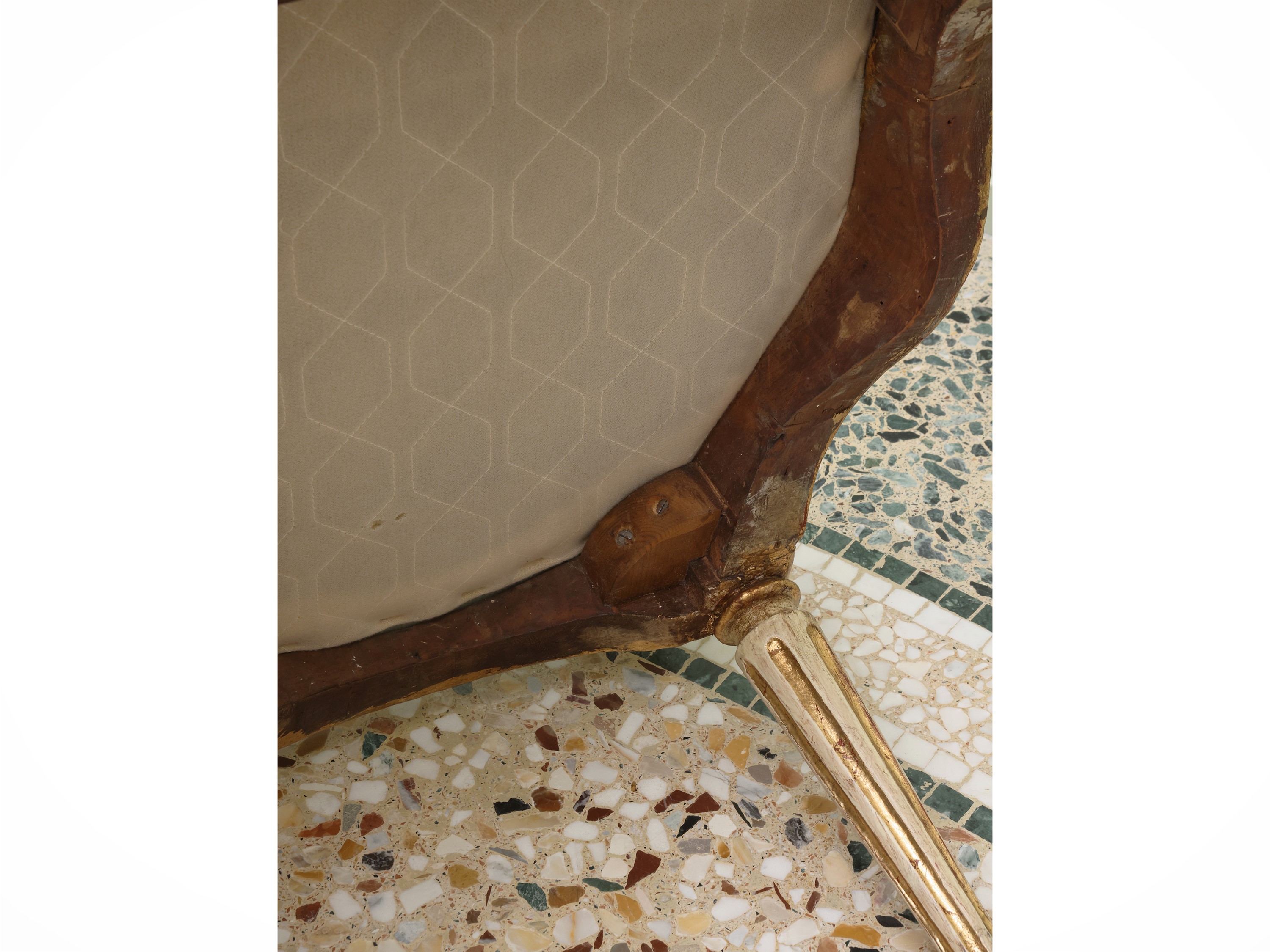Coppia di poltroncine, legno laccato e lumeggiato in oro, fine del XVIII secolo