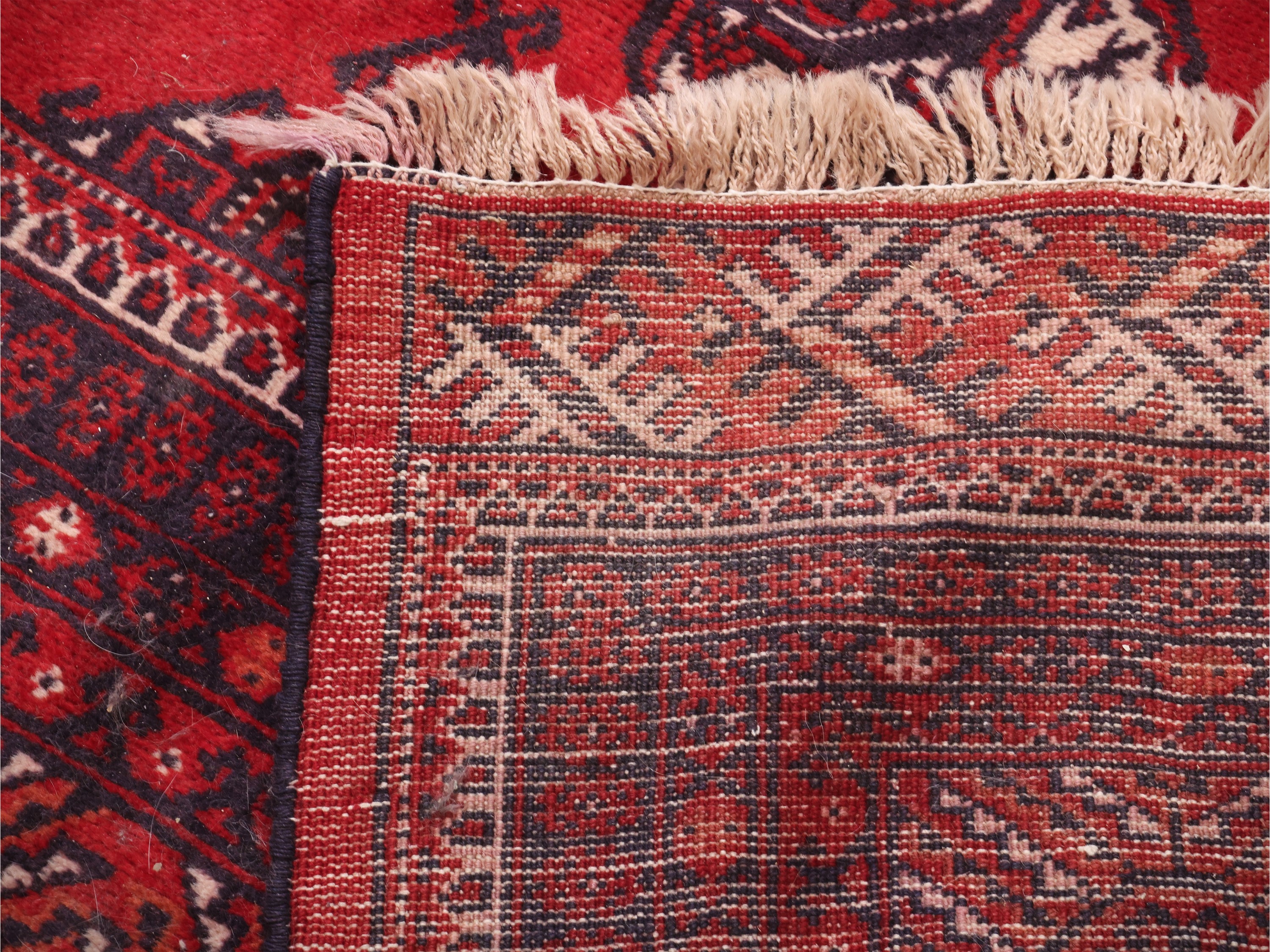 Grande tappeto persiano Boukara, motivi a zampa di elefante su fondo rosso (400 x 295 cm)