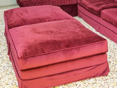 Grande pouf in velluto rosso, rivestimento in tessuto e struttura imbottita