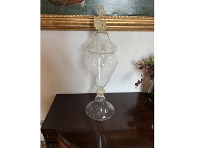 Murano, Coppia di grandi vasi ad urna in vetro soffiato con tritone e inclusioni dorate (anni Tre...