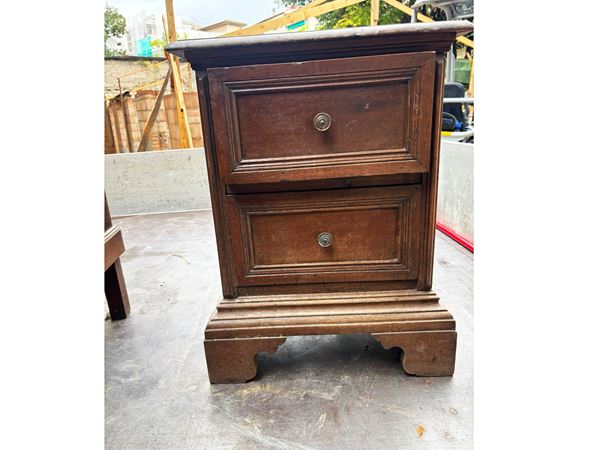 Walnut bedside table  (18th/19th century)  - Auction A Villa in Florence - Maison Bibelot - Casa d'Aste Firenze - Milano