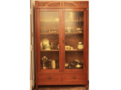 Libreria cristalliera Art Nouveau, in legno tenero, intagli floreali, con due sportelli e vetri a...