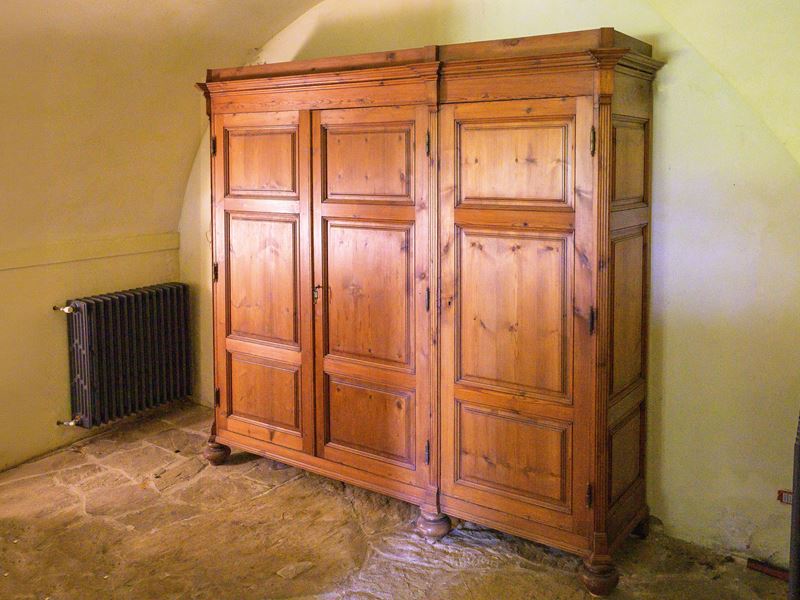Armadio rustico in legno tenero, XIX secolo