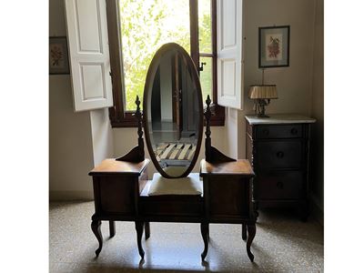 Interno del XX secolo, Toilette in noce con specchiera ovale a psiche e gambe mosse