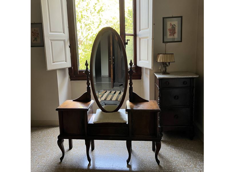 Interno del XX secolo, Toilette in noce con specchiera ovale a psiche e gambe mosse