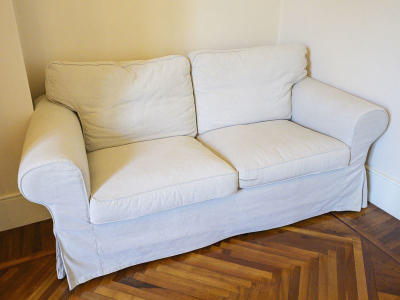 Divano a due posti imbottito, h 72 x 176 x 82 cm