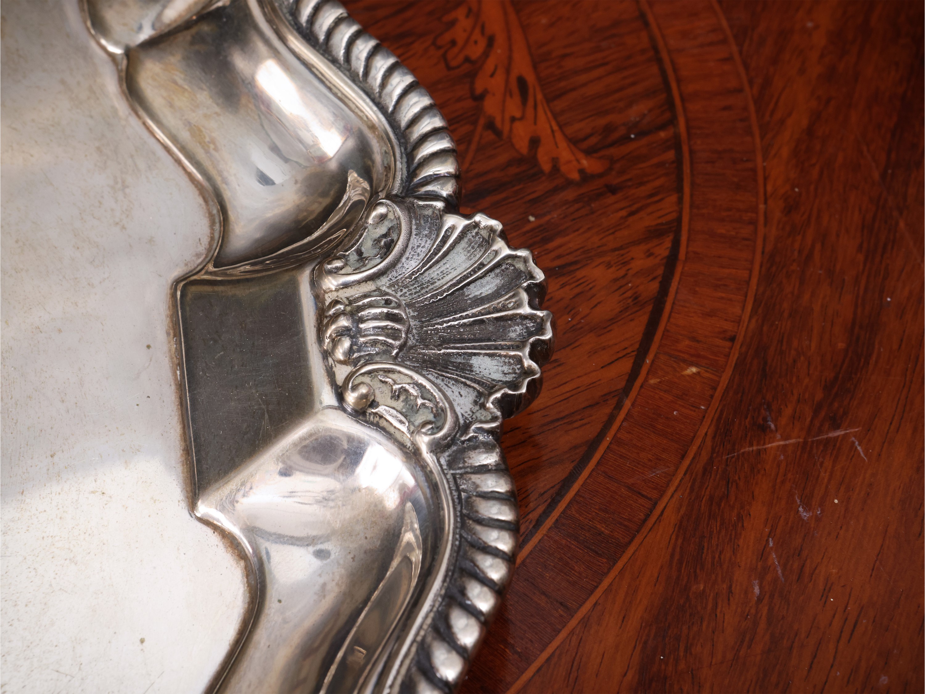 Vassoio in argento, bordo mosso sbalzato con conchiglie