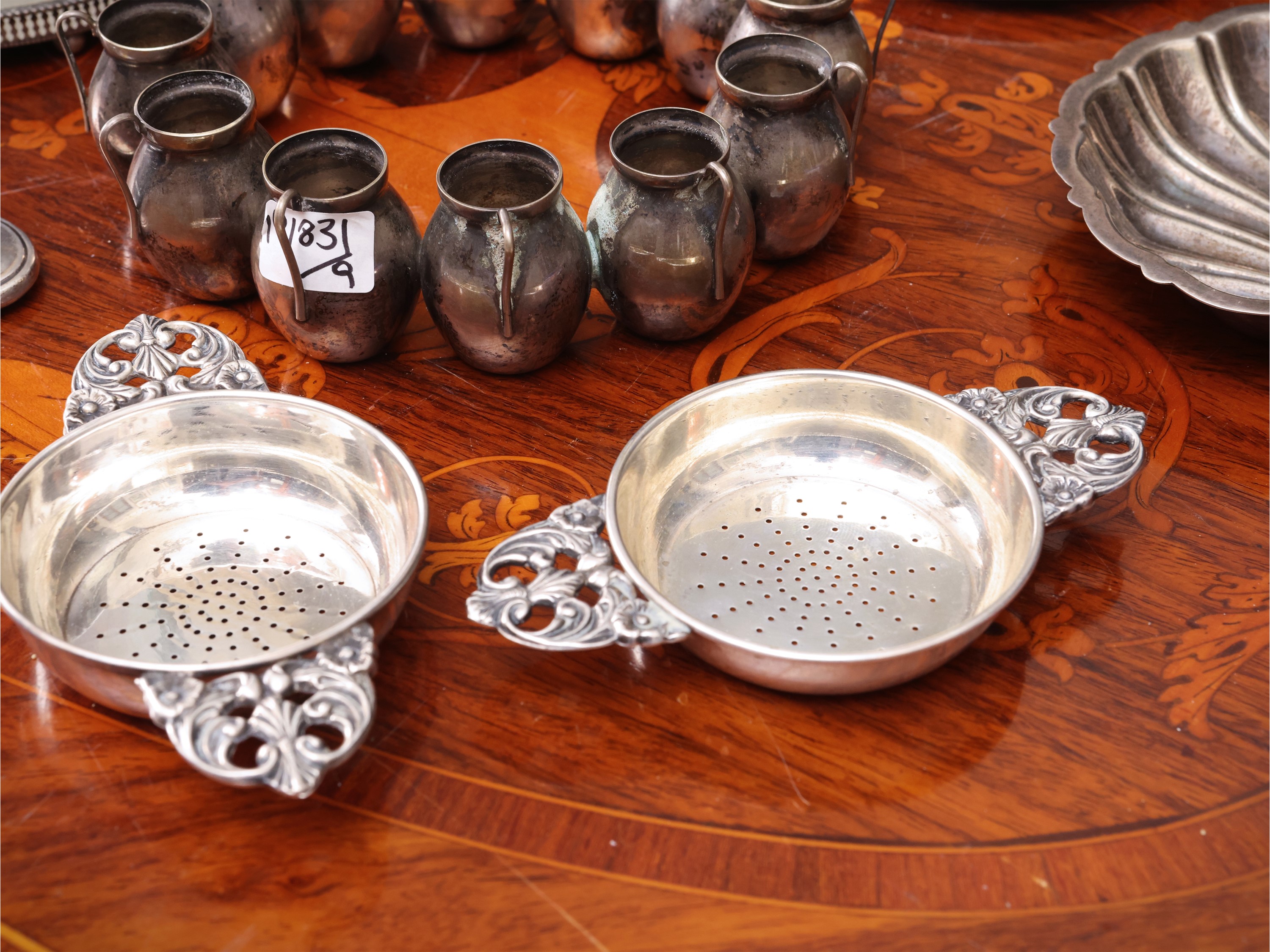 Oggetti di antiquariato in argento e argento sterling, tra cui piccola vaschetta a forma di conch...