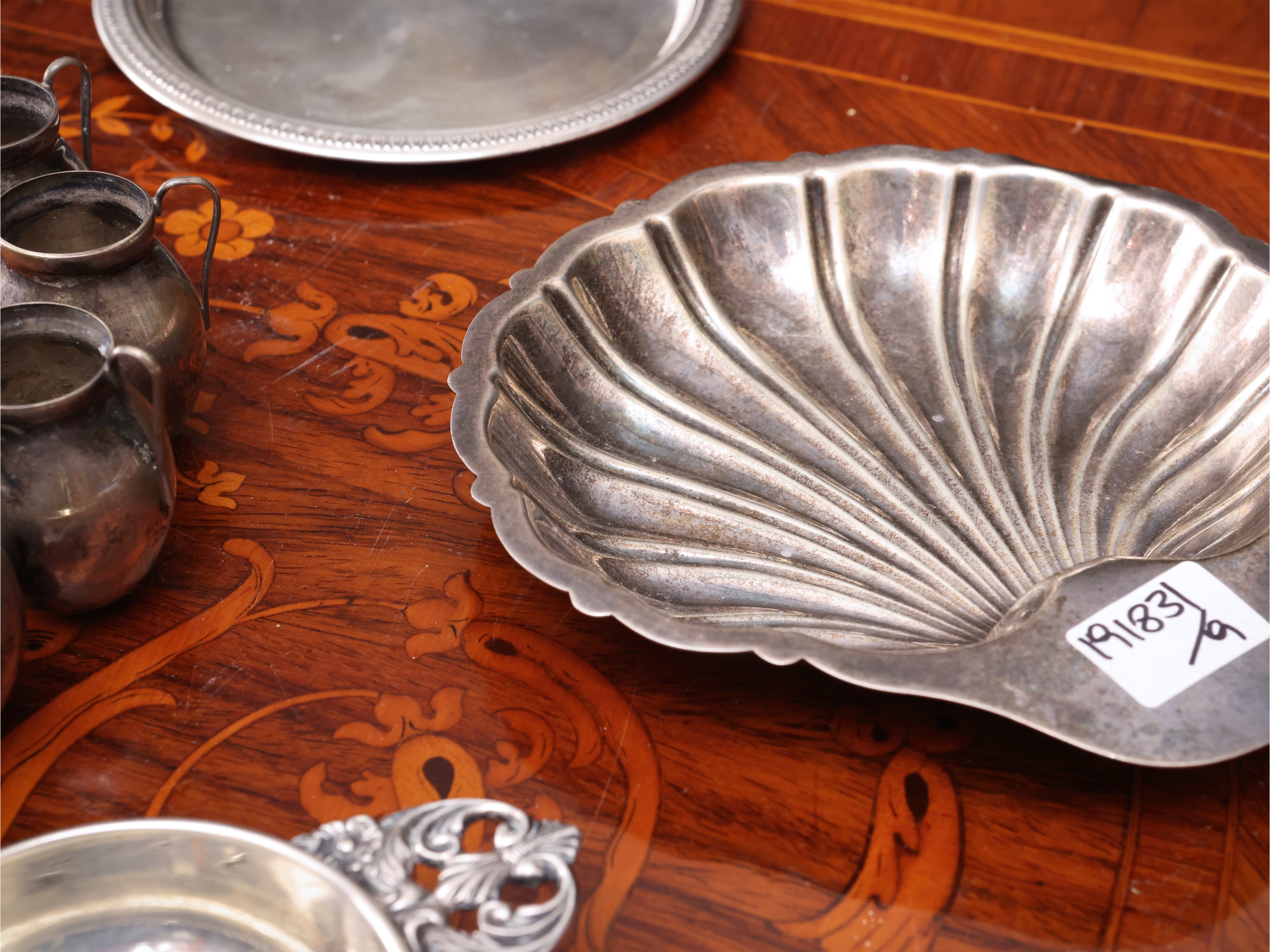 Oggetti di antiquariato in argento e argento sterling, tra cui piccola vaschetta a forma di conch...