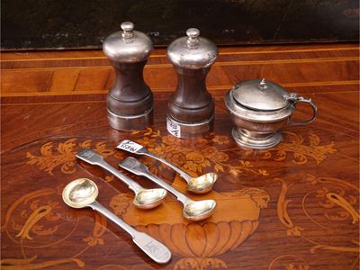 Accessori da tavola britannici, set in argento per sale e pepe e articoli complementari (XIX/XX s...
