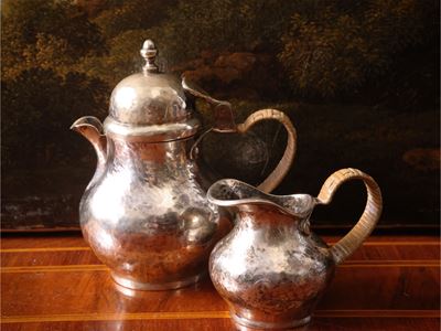 Venezia, Piccola caffettiera a caraffa con lattiera en pendant in argento, fine XVIII secolo