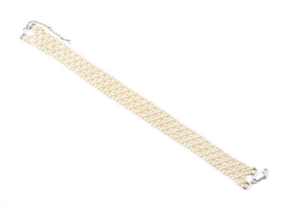 A freshwater pearls collier de chien with clasp in 18Kt white gold