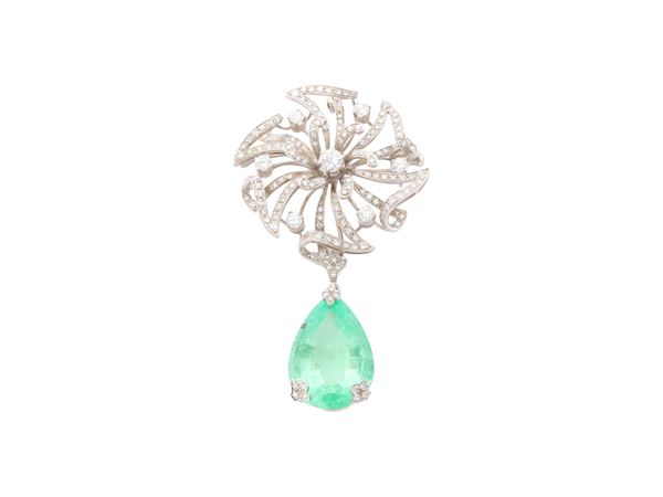 Spilla pendente in oro bianco 18Kt, diamanti e smeraldo colombiano con certificato GIA