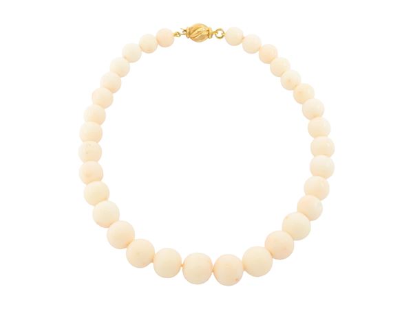 Collana ad un filo di corallo asiatico bianco e oro giallo 18Kt  (Anni '80)  - Asta Gioielli e Orologi - Maison Bibelot - Casa d'Aste Firenze - Milano