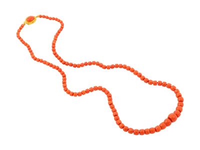 Collana a un filo in corallo rosso mediterraneo e oro 18 kt, anni '60