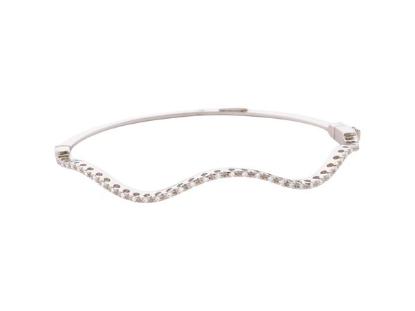 A diamonds bangle bracelet in 18K white gold