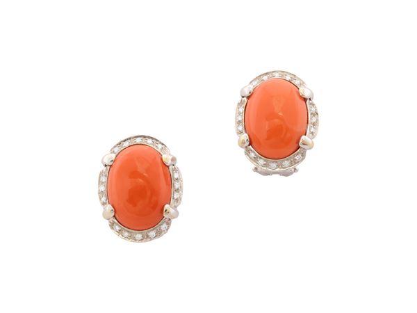 Paio di orecchini in oro bianco 18Kt, diamanti e corallo mediterraneo rosso  (Anni '90)  - Asta Gioielli e Orologi - Maison Bibelot - Casa d'Aste Firenze - Milano