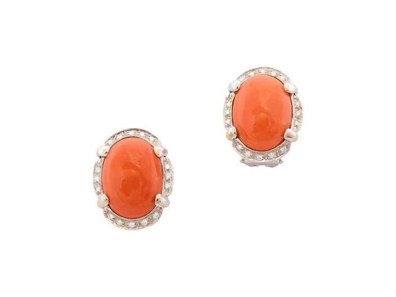 Paio di Orecchini in Oro Bianco 18kt, Diamanti e Corallo Mediterraneo Rosso