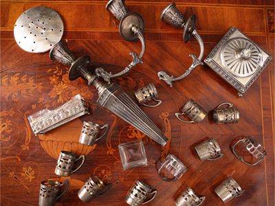 Miscellanea di argenteria, candeliere a tre braccia e accessori in lamina d’argento