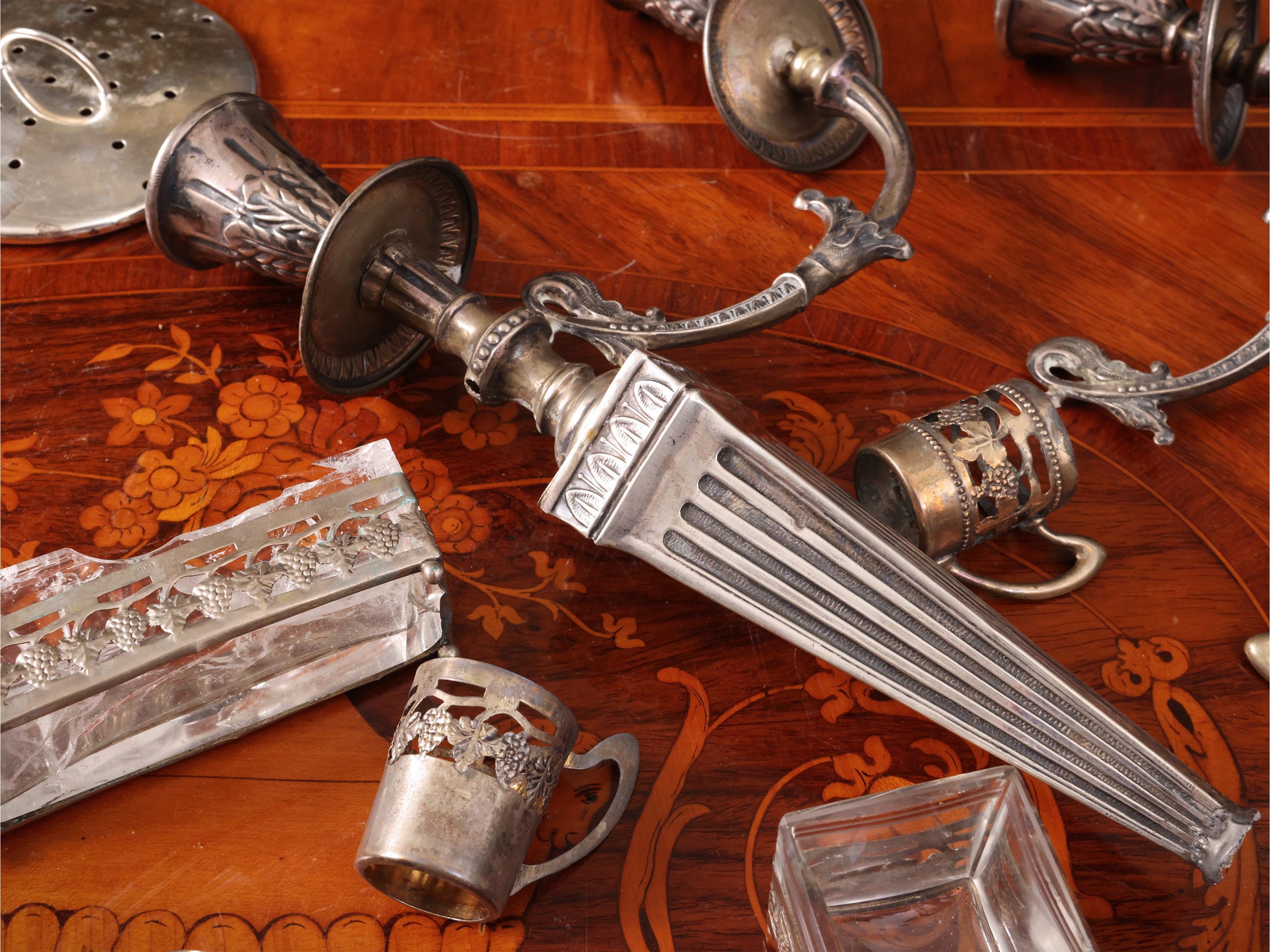 Miscellanea di argenteria, candeliere a tre braccia e accessori in lamina d’argento