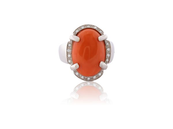 Anello in oro bianco 18Kt e corallo rosso mediterraneo