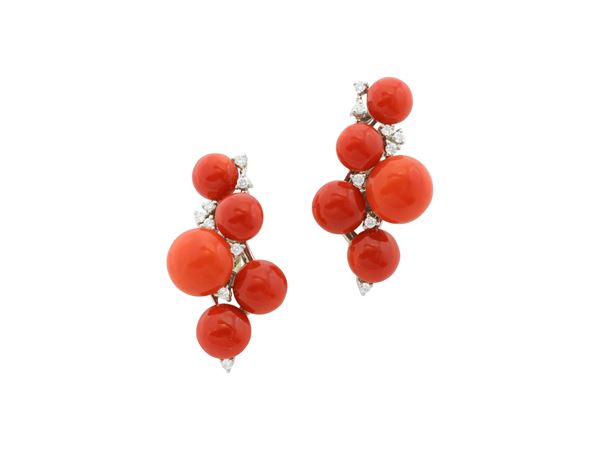 Paio di orecchini in oro bianco 18Kt, diamanti e corallo rosso mediterraneo