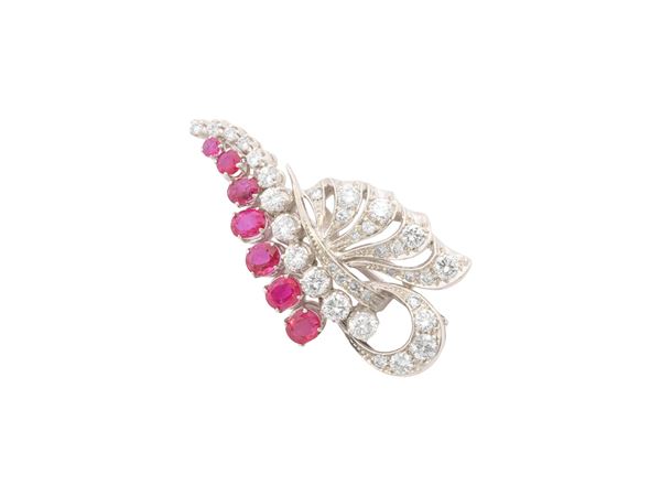 A diamonds and rubies pendant brooch in 18K white gold