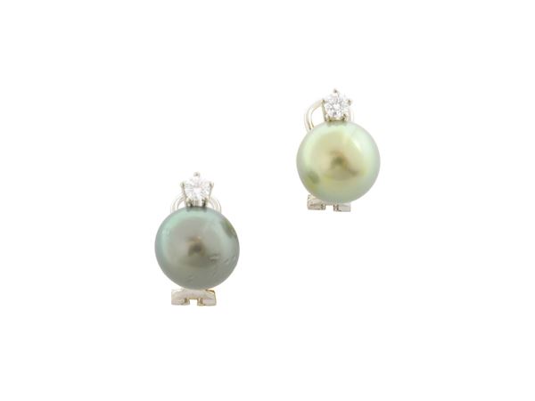 Paio di orecchini in oro bianco 18Kt e perle Tahiti grigio/verde