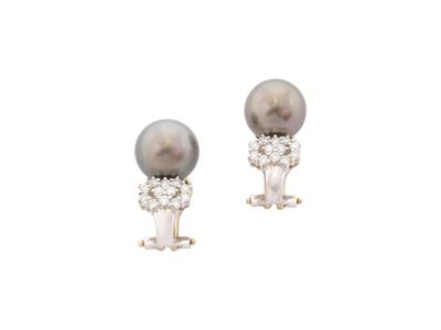 Paio di Orecchini a Clip in Oro Bianco 18kt, Perle Tahiti Grigie e Diamanti