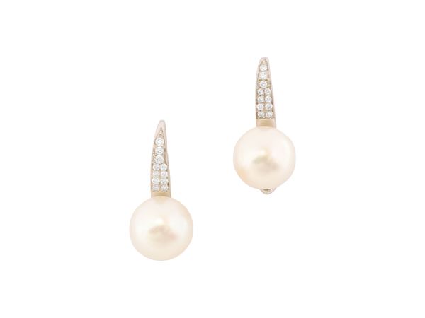 Paio di orecchini in oro bianco 18Kt e perle australiane