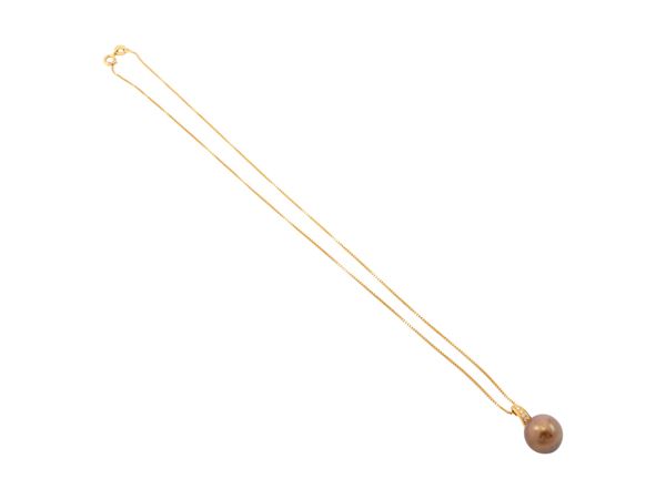 A chocolate-colored Tahiti pearl and diamonds pendant with chain in 18Kt rose gold and