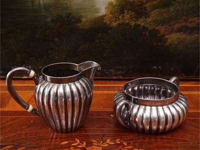 Hoeker & Zoon, Lattiera e zuccheriera per zollette in argento 934 a corpo baccellato