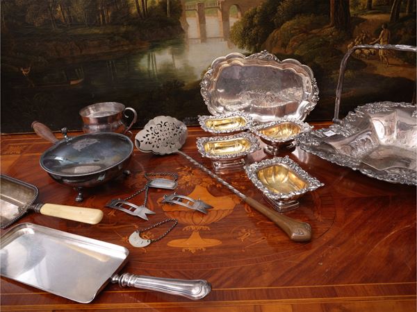Miscellanea di accessori in metallo argentato