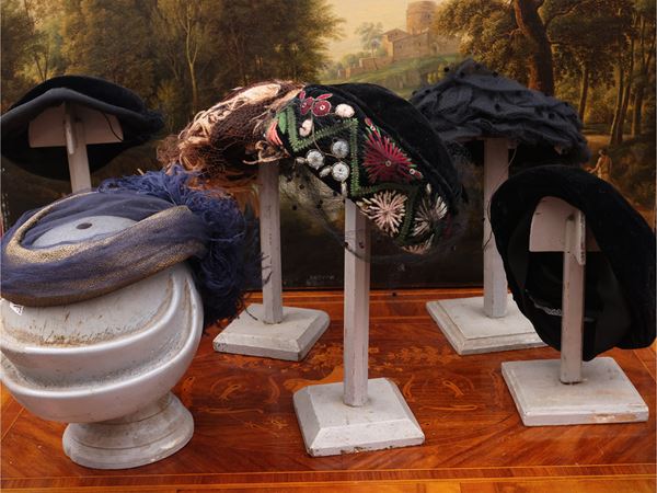 Raccolta di sei portacappelli in legno laccato grigio