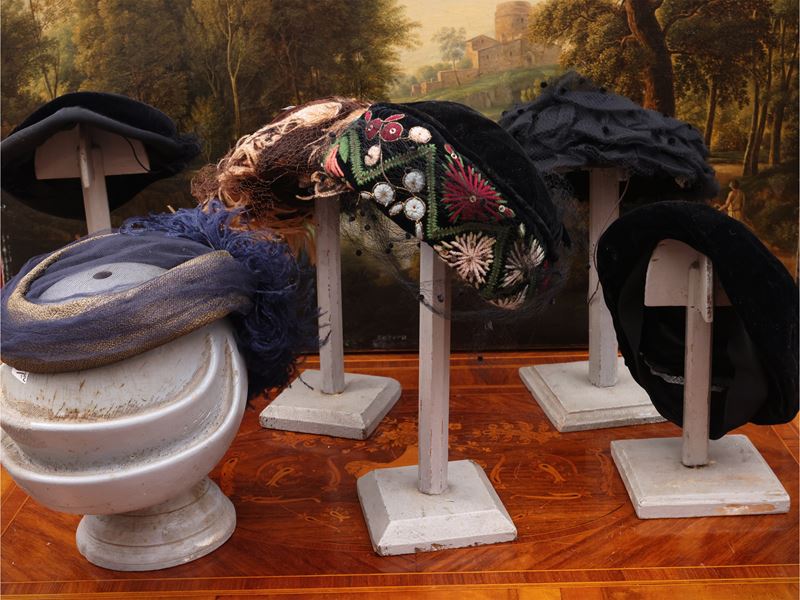 Raccolta di sei portacappelli, legno laccato grigio