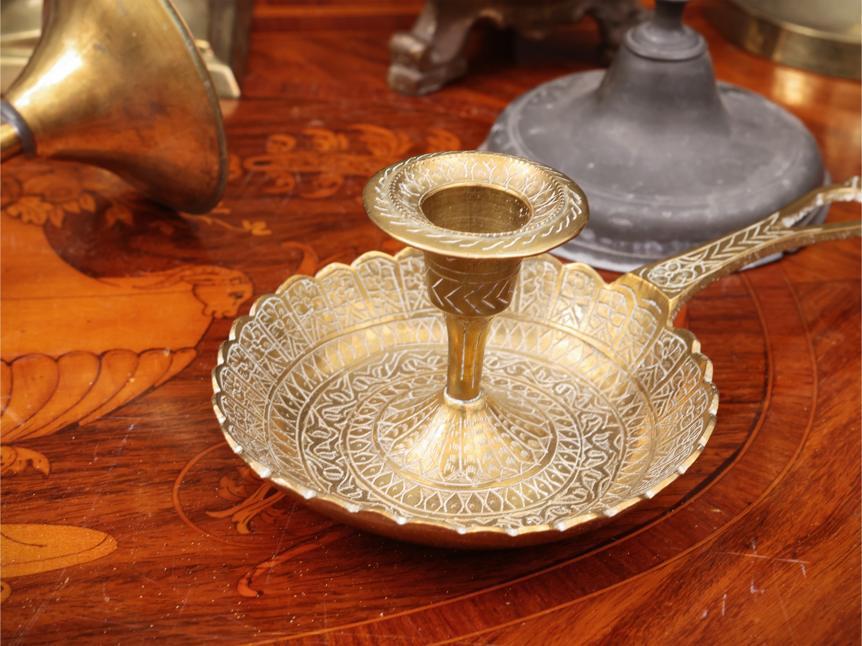 Assortimento di 14 candelieri, ottone, vetro, cristallo, legno e peltro