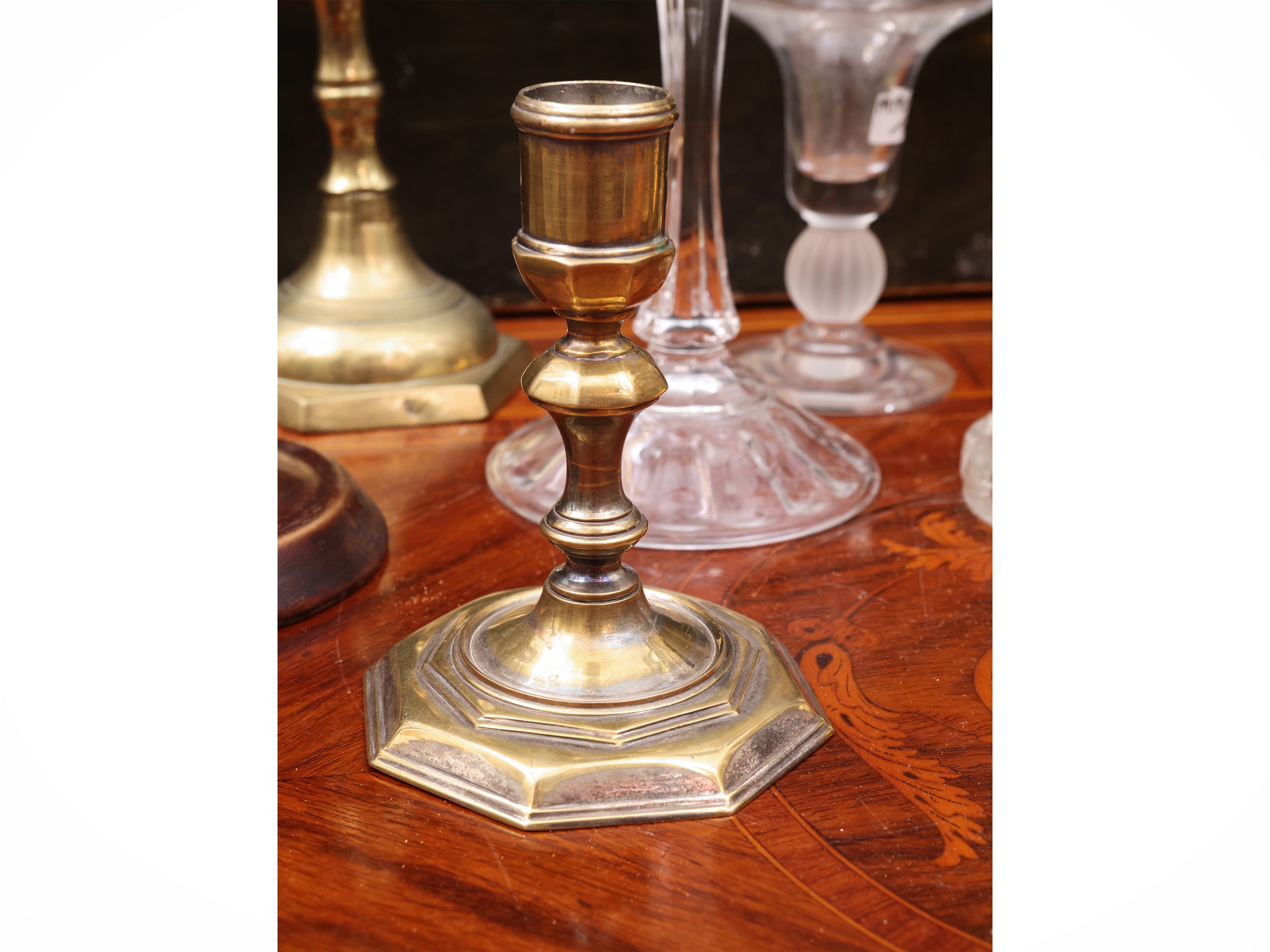 Assortimento di 14 candelieri, ottone, vetro, cristallo, legno e peltro
