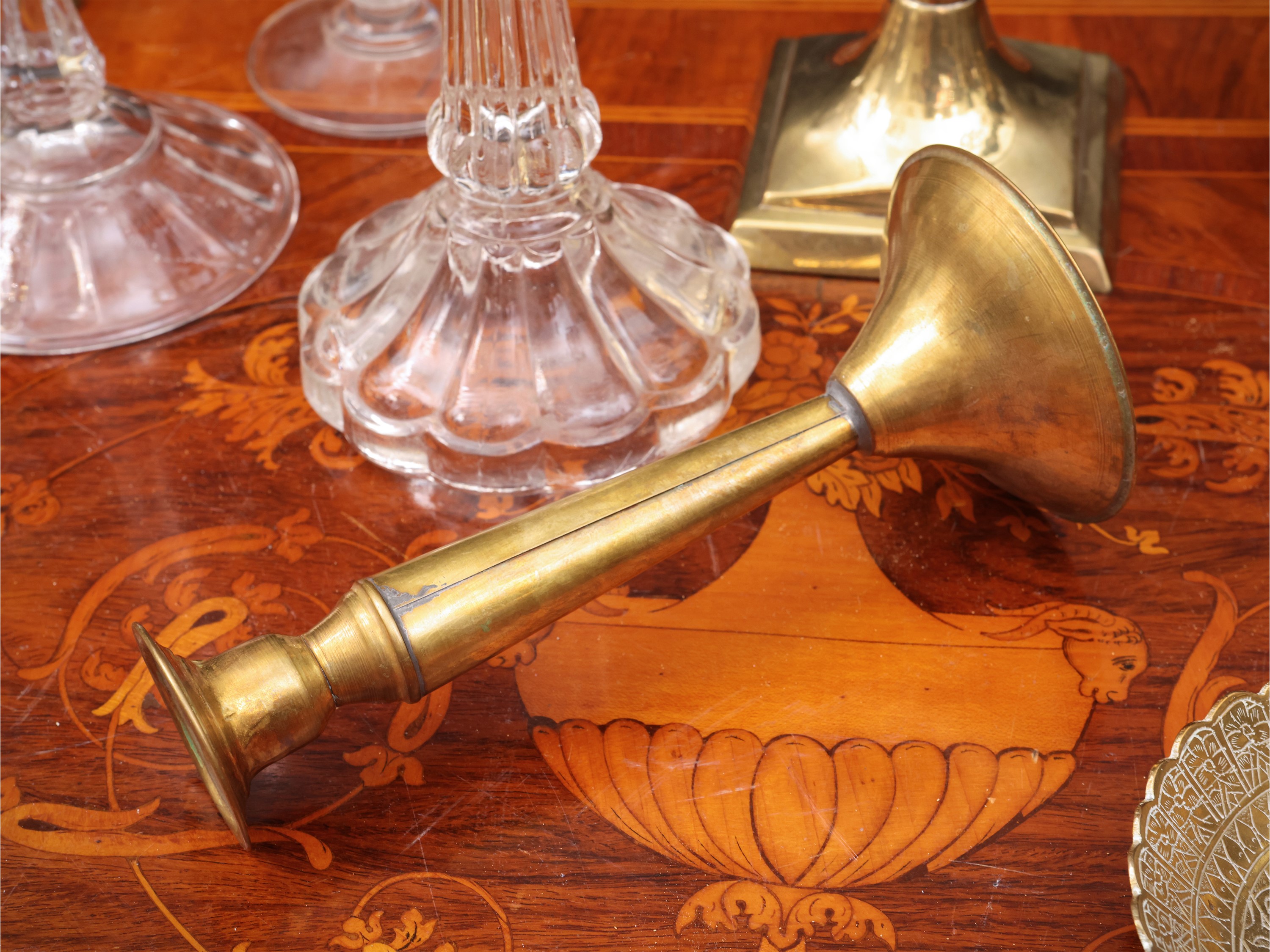 Assortimento di 14 candelieri, ottone, vetro, cristallo, legno e peltro