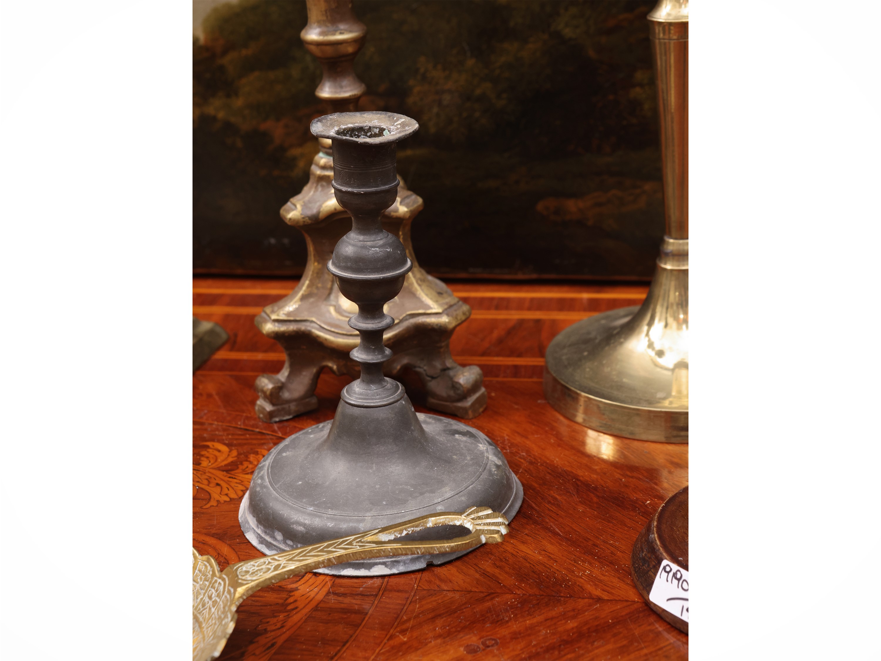 Assortimento di 14 candelieri, ottone, vetro, cristallo, legno e peltro
