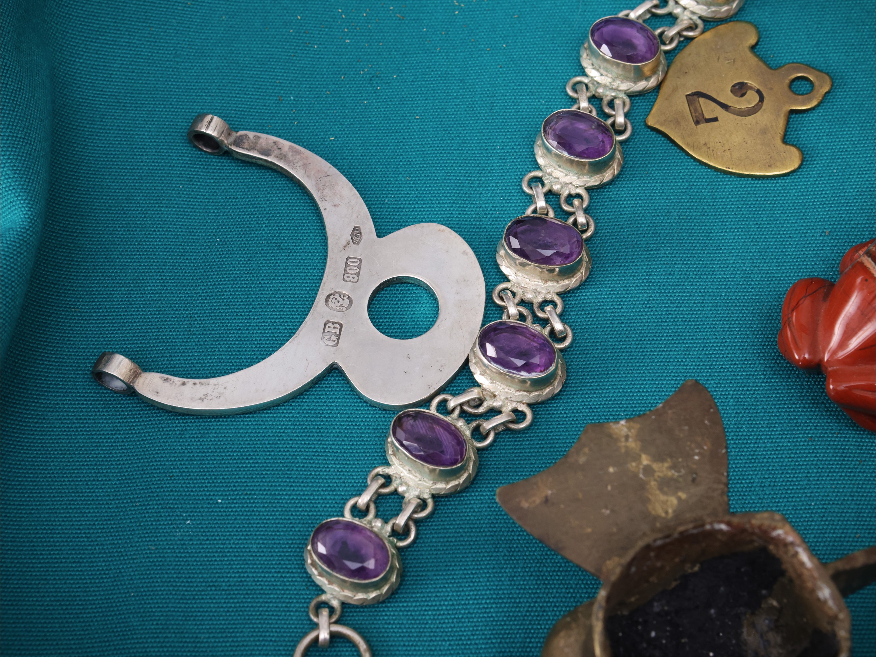 Ninnoli e curiosità d’epoca, tra cui segni zodiacali del Toro e gioielli in argento (XIX/XX secol...