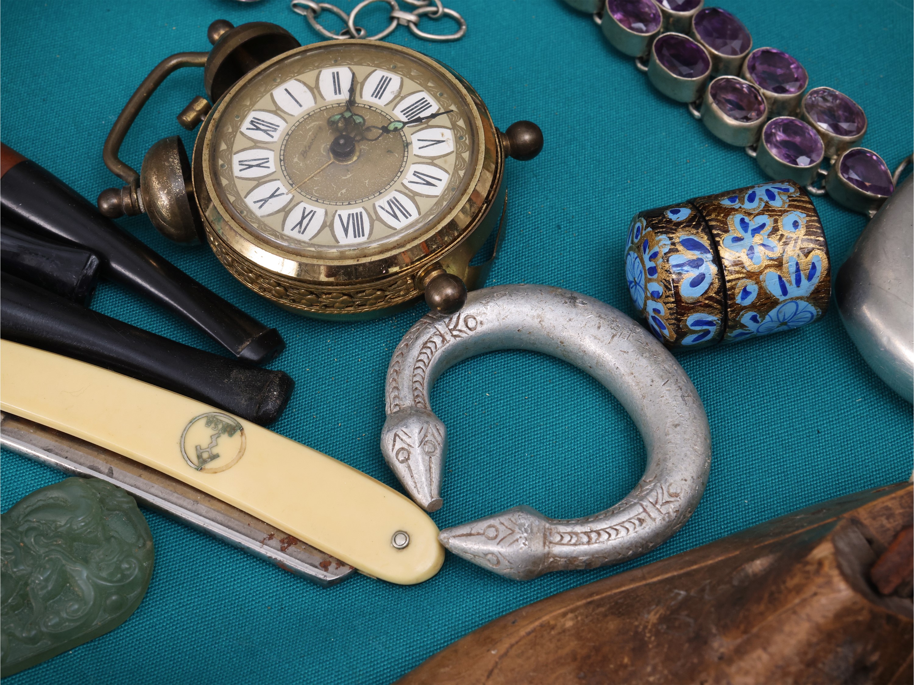 Ninnoli e curiosità d’epoca, tra cui segni zodiacali del Toro e gioielli in argento (XIX/XX secol...
