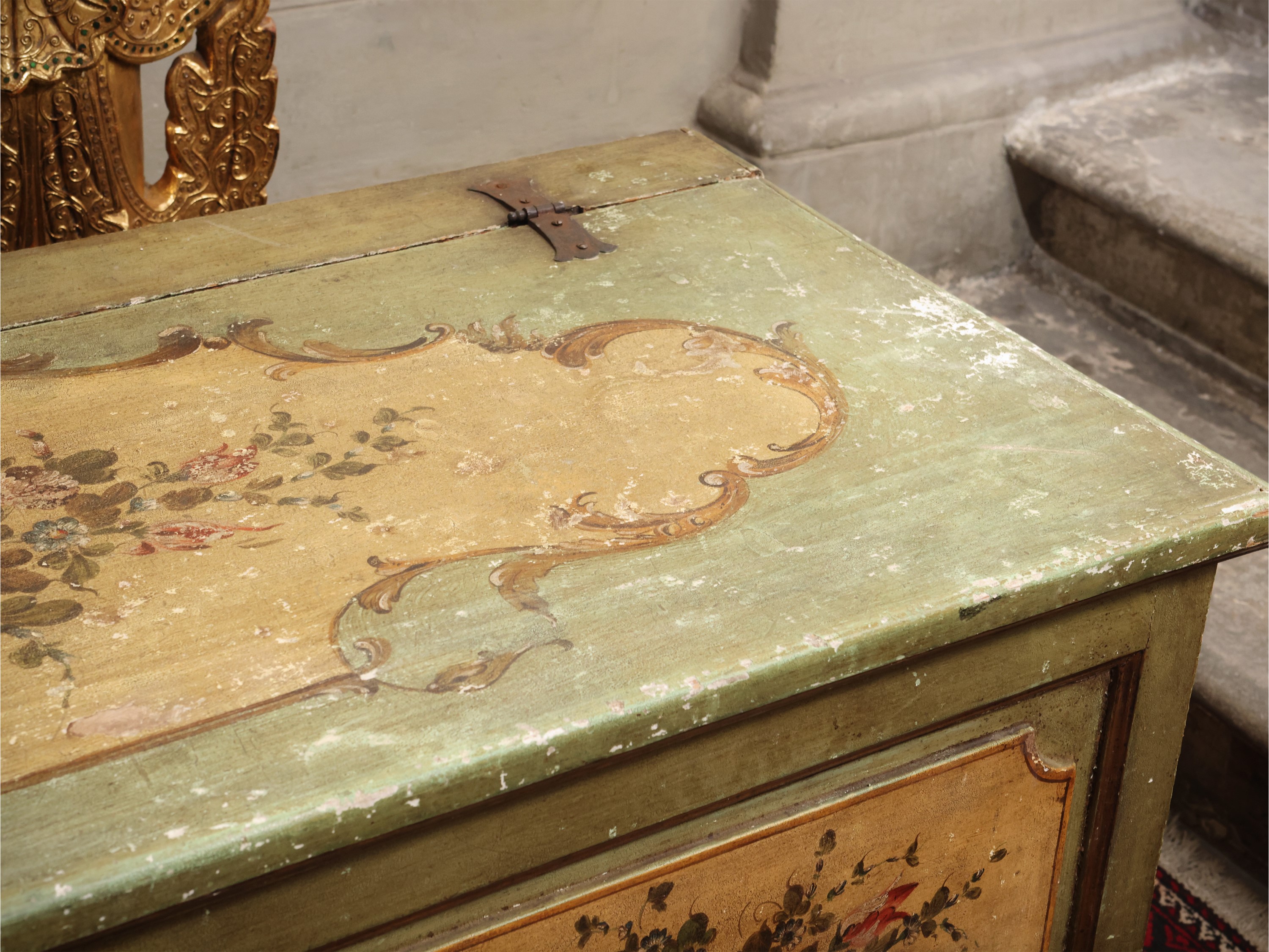 Cassapanca in legno laccato, stile veneziano, piano ad alzarsi con vano contenitore