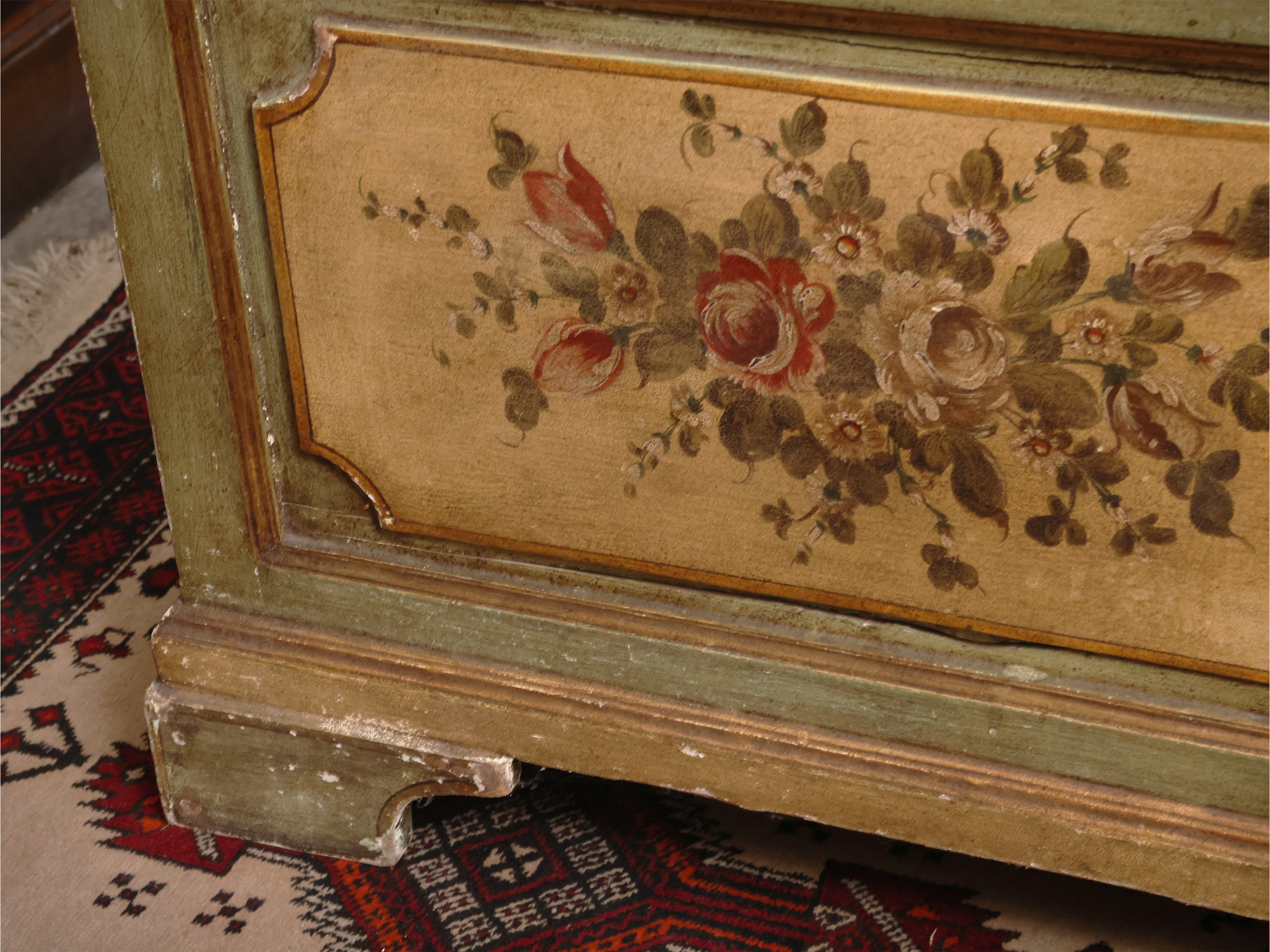 Cassapanca in legno laccato, stile veneziano, piano ad alzarsi con vano contenitore