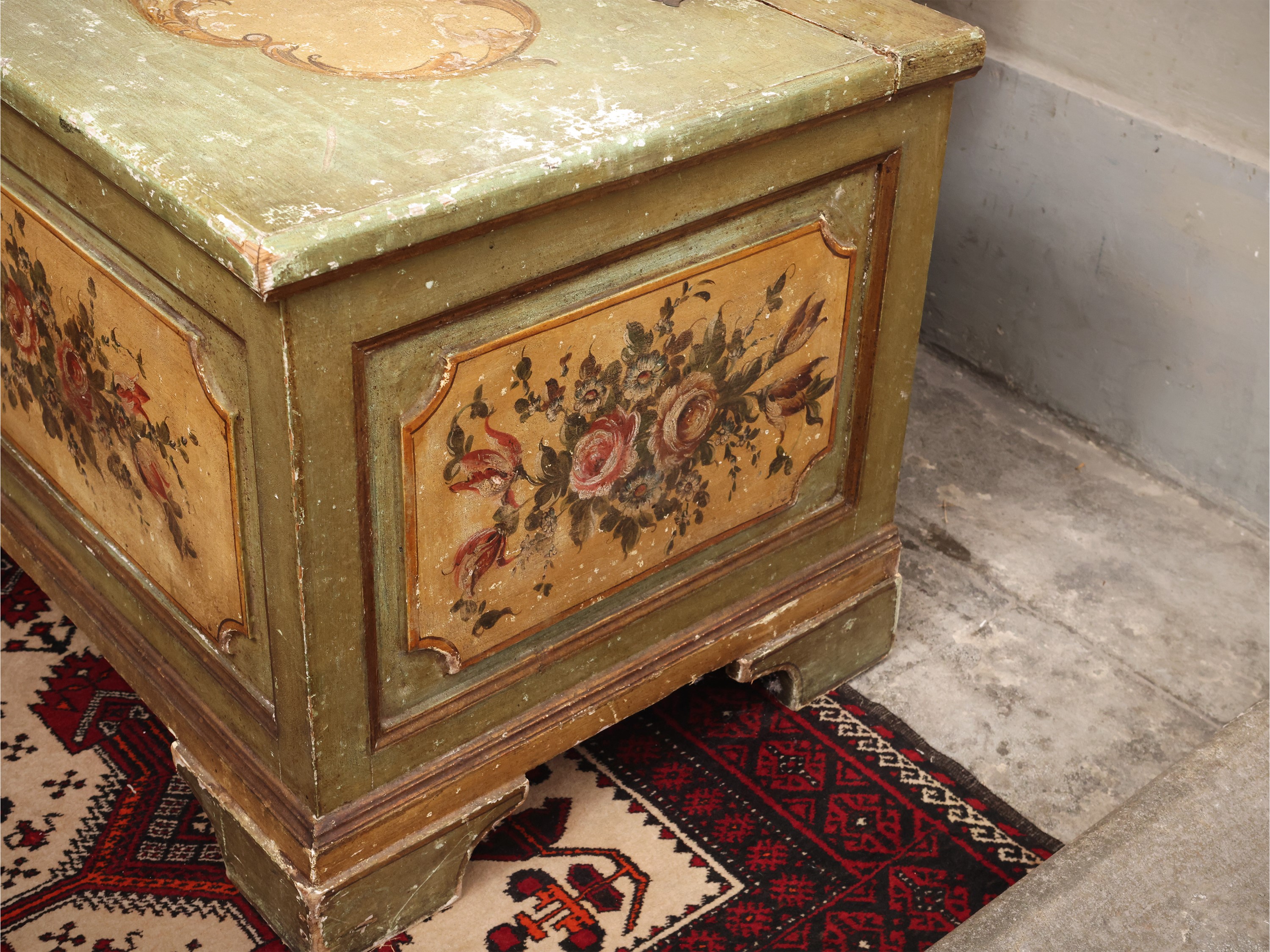 Cassapanca in legno laccato, stile veneziano, piano ad alzarsi con vano contenitore